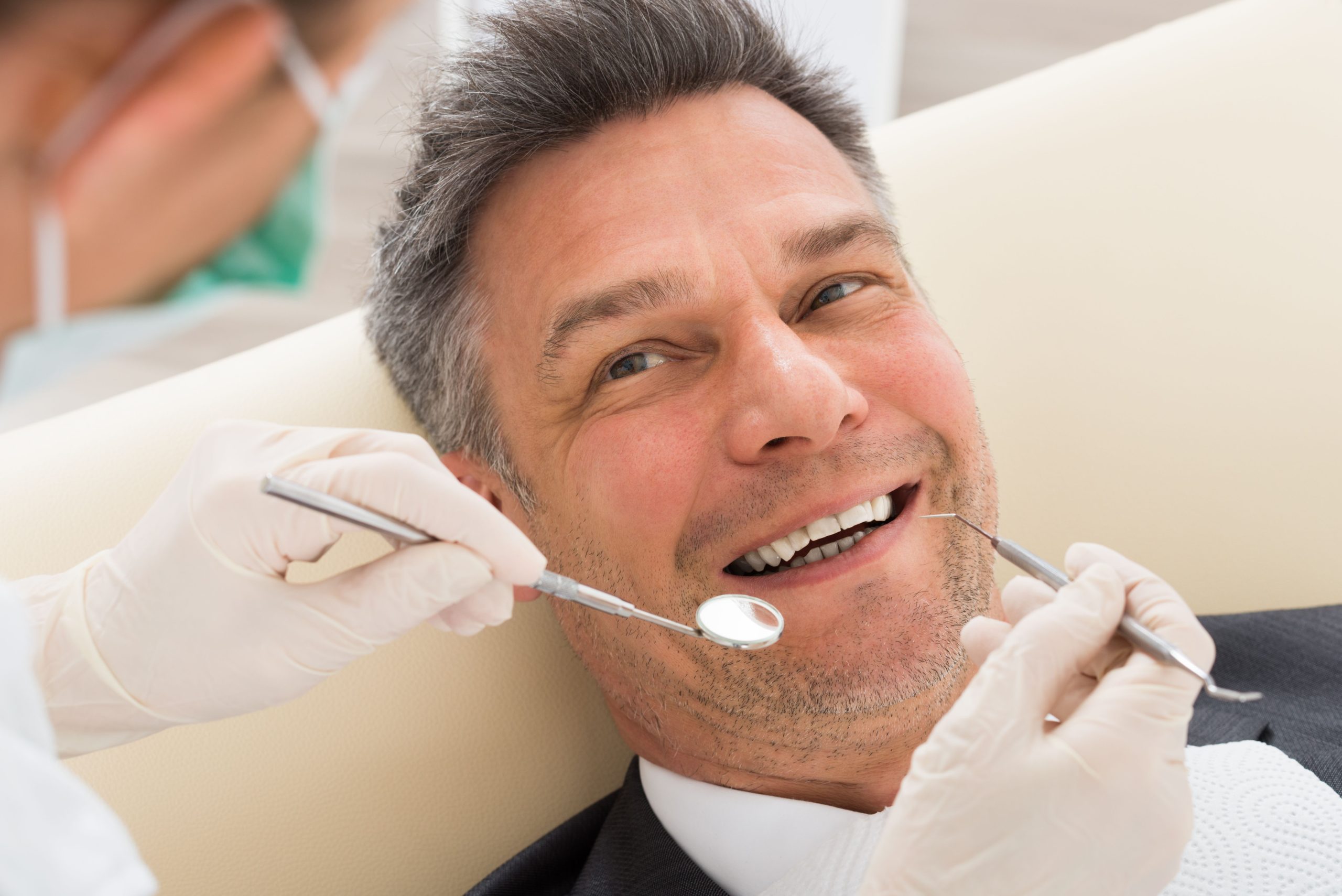 Лечение заболевшего зуба. Красивые зубы мужские. Зубной. Стоматолог мужчина. Красивые зубы стоматология.